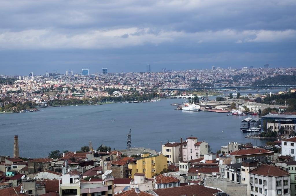 Immagine di Atatürk. city travel sea people urban turkey meer istanbul mosque menschen tur türkei stadt reise galata kastamonu moschee