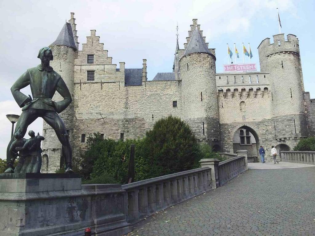 Lange Wapper の画像. castle belgium antwerp mozillasummit mozsummit