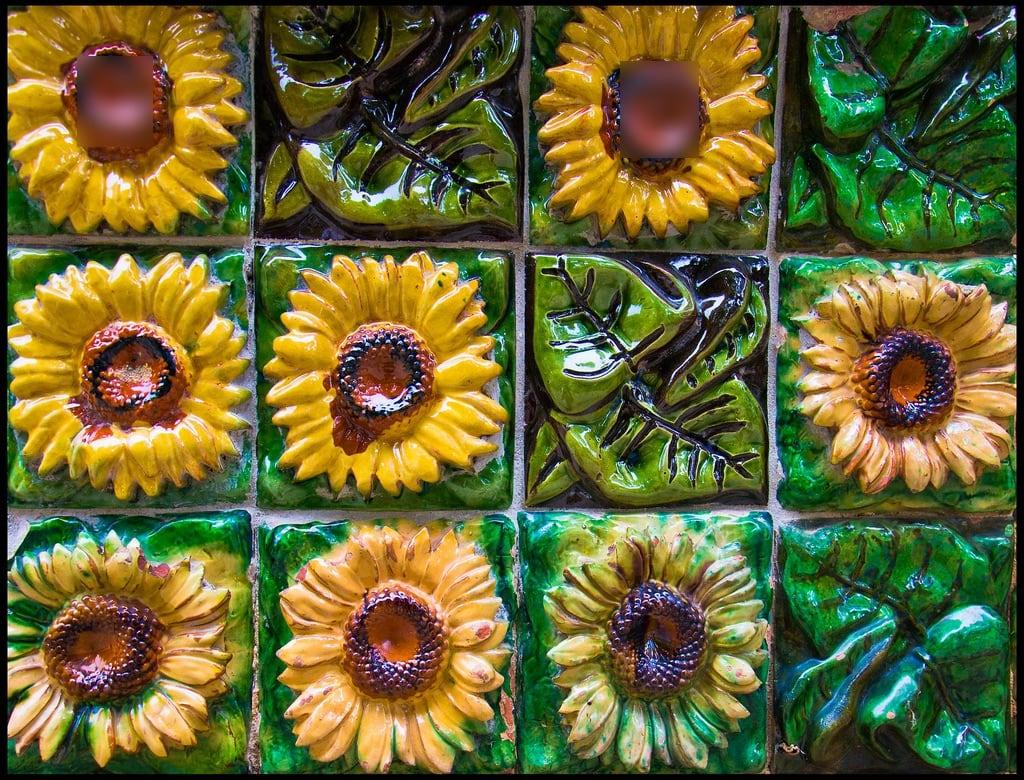 Изображение Эль-Каприччо. españa leaves hojas spain palace tiles gaudi sunflower antonio girasol cantabria azulejos palacio comillas capricho