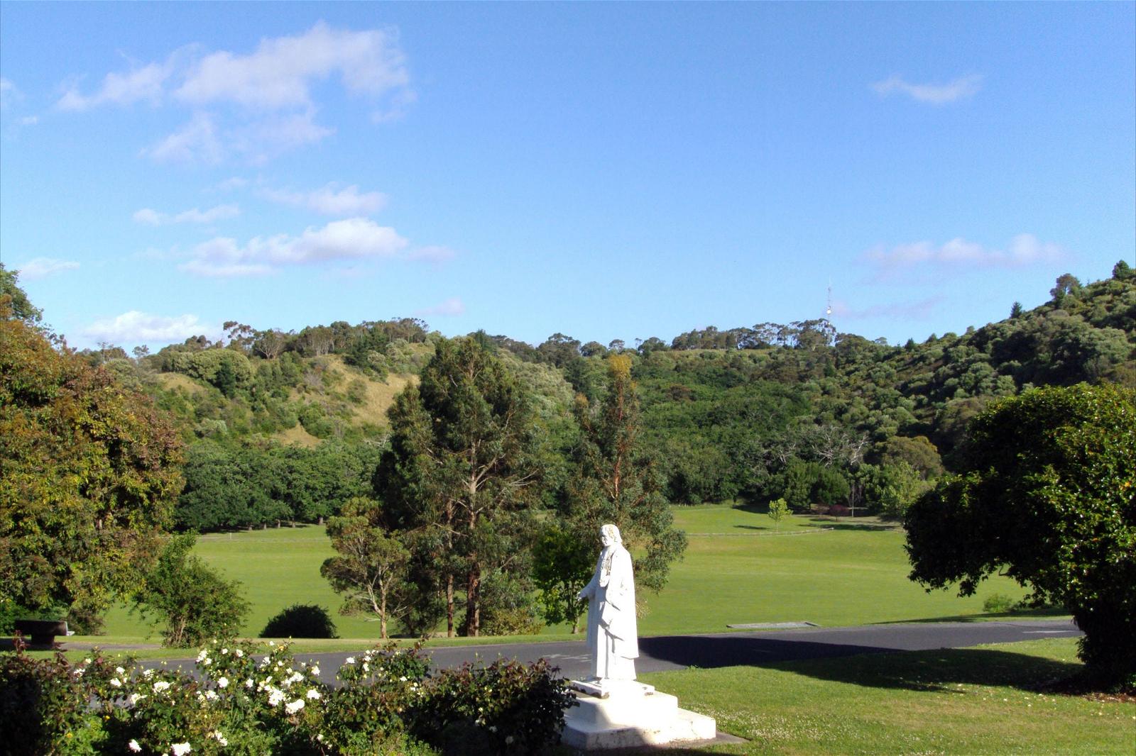 Bilde av Memorial Gates. mountgambier tenisonwoods college catholic statue volcano garden