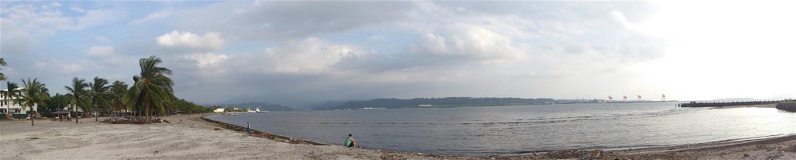 Imagem de Praia com 499 metros de comprimento. panorama beach water bay philippines panoramas palmtree beaches subicbay subic zambales