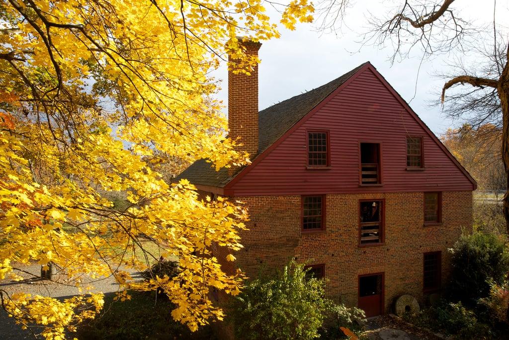 Attēls no Colvin Run Mill. autumn red building brick fall mill colors yellow virginia greatfalls historic gristmill colvinrun fairfaxcounty