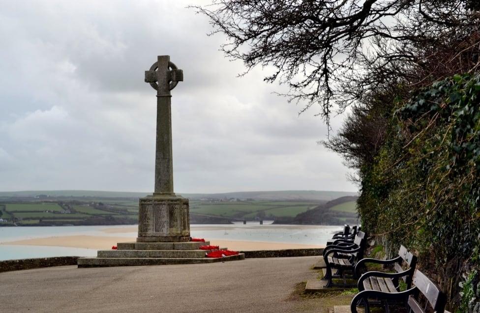 War Memorial की छवि. uk sea cornwall harbour gb benches warmemorial padstow wadebridge thesouthwest thewestcountry 52mmuvfilter afsdxnikkor1855mmf3556gvr iamnikon d3100 nikond3100
