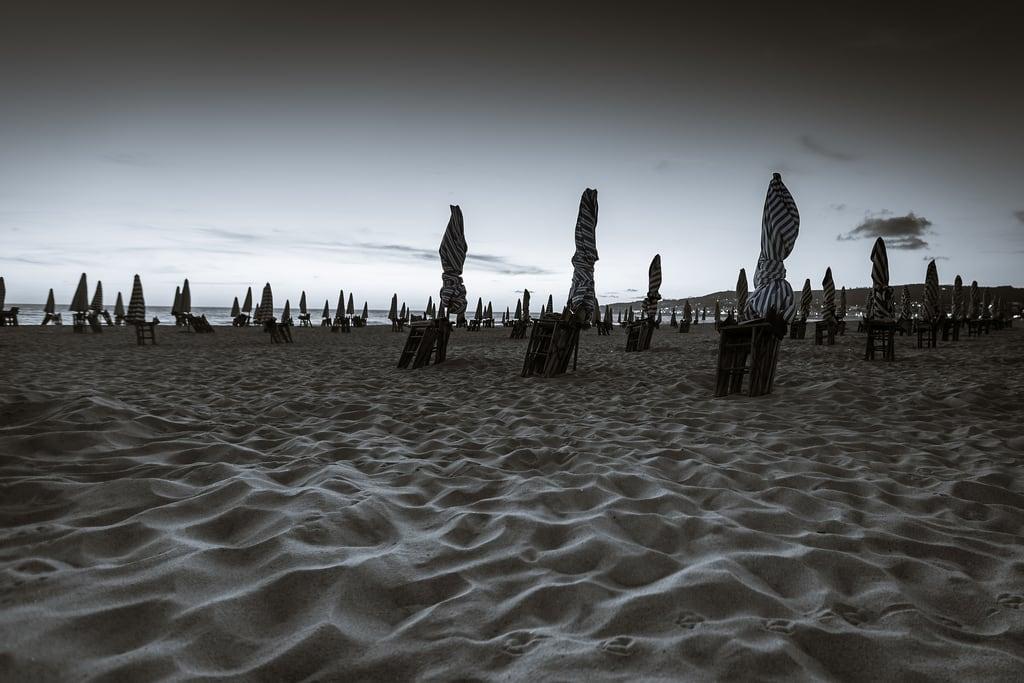 Afbeelding van Praia da Figueira da Foz. summer bw praia beach portugal monochrome blackwhite dusk parasol coimbra sandybeach crepúsculo figueiradafoz 1635mm splittoning coimbradistrict ef1635mmf28ii canoneos5dmarkiii 5d3
