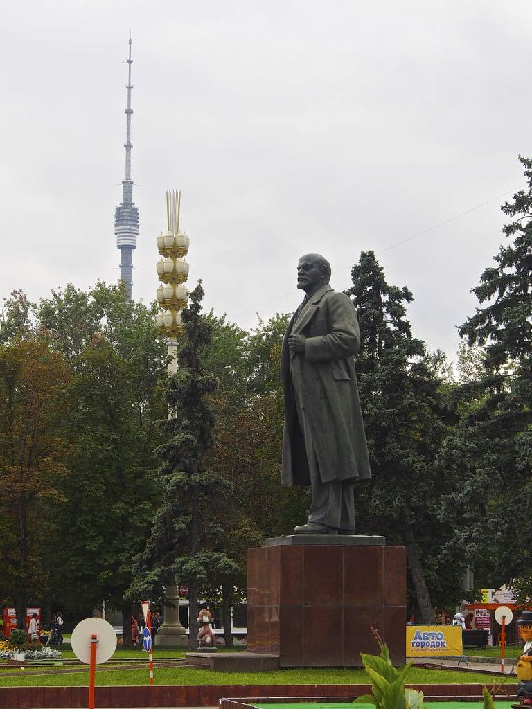 Obraz Monument to Lenin. park lenin monument statue russia moscow communist communism coldwar sovietunion ussr determination vdnkh ostankinotower