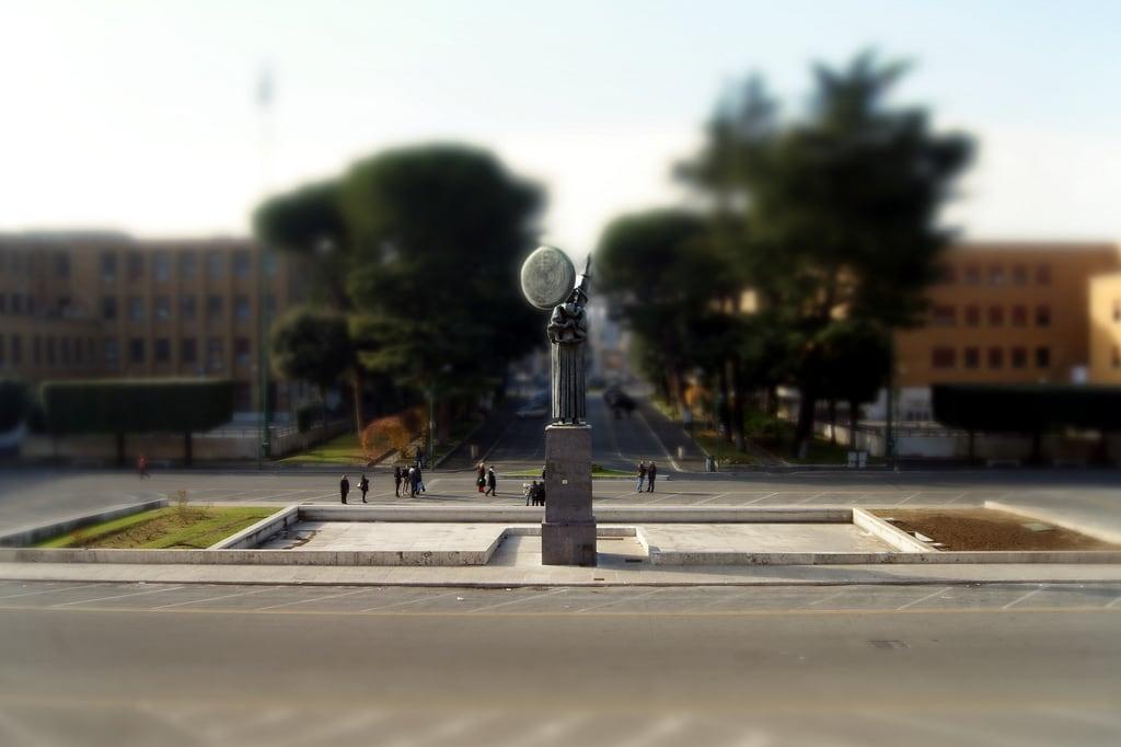 Statua della Minerva görüntü. rome macro miniature university fake minerva piazzale diorama fisica tiltshift sapienza rettorato u001