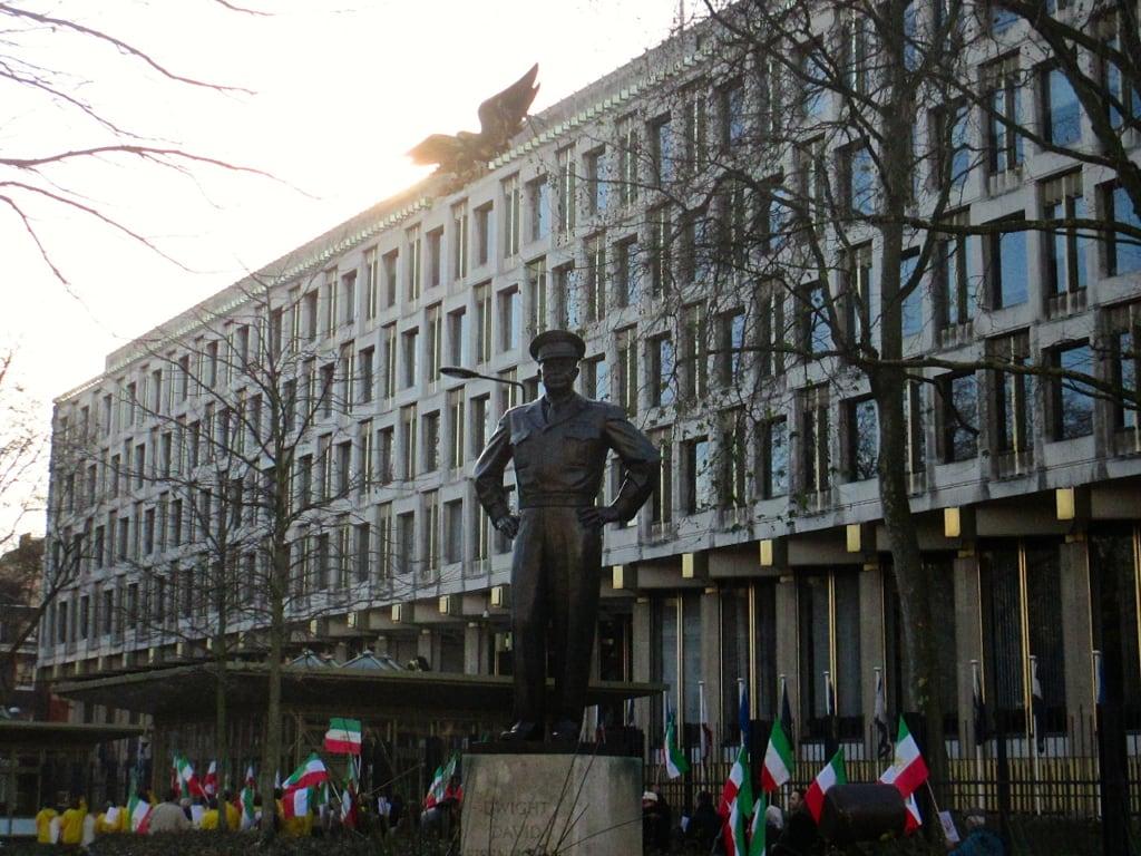 Obraz Eisenhower Statue. statue eagle protest eisenhower usembassy grosvenorsquare