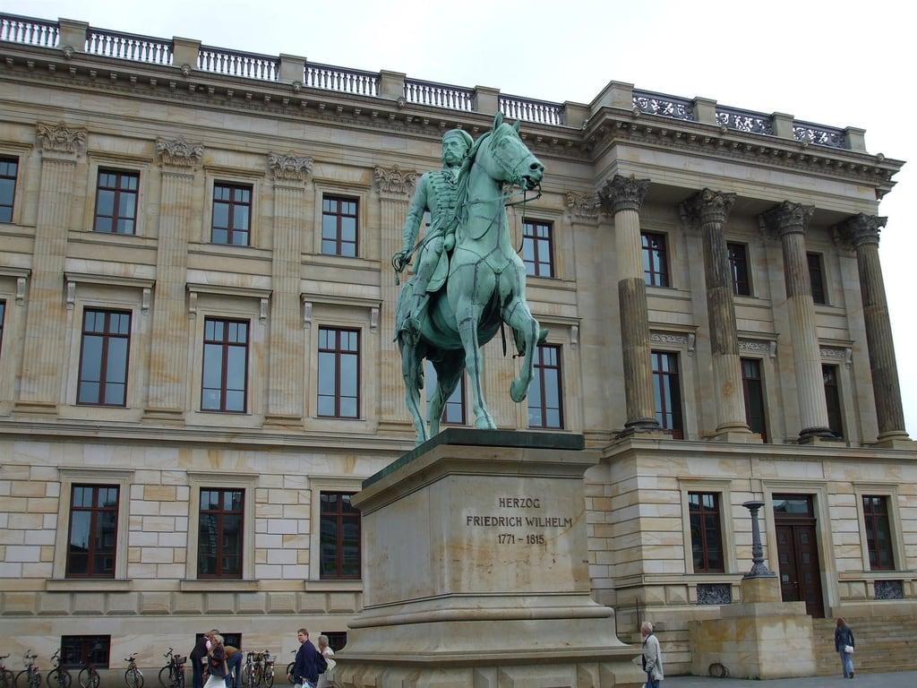 Bild von Herzog Friedrich Wilhelm. statue braunschweig friedrich wilhelm