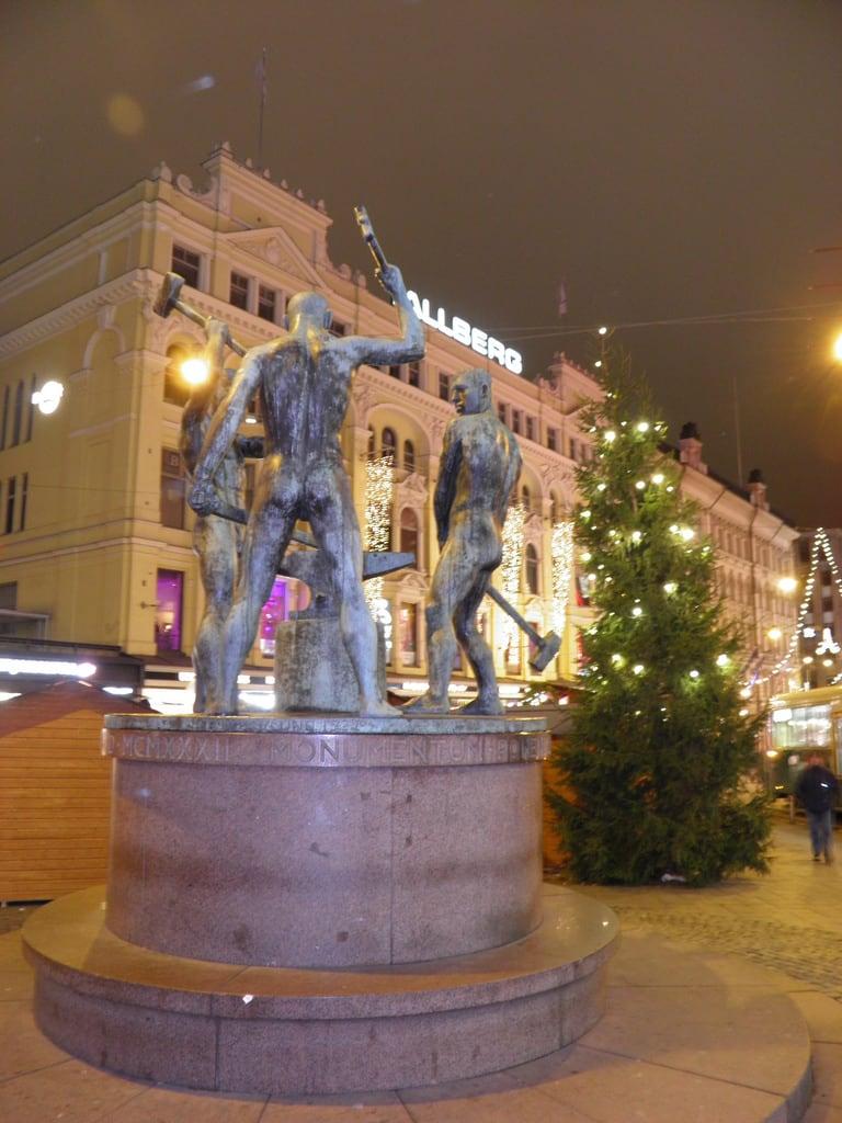 Attēls no Three Smiths Statue. statue finland helsinki christmastree елка финляндия статуя хельсинки