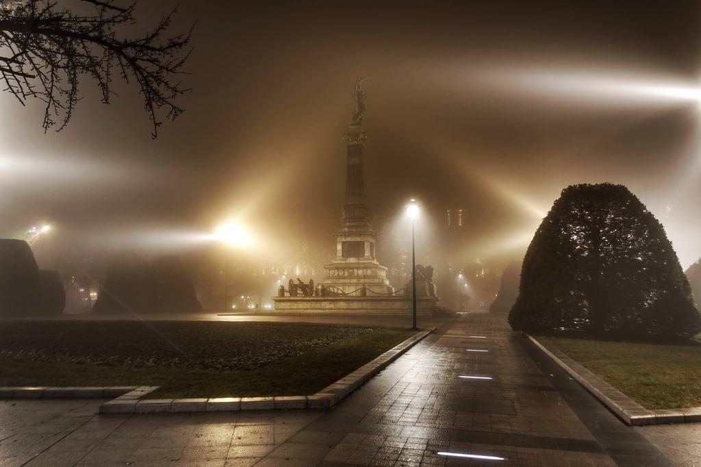 Image de Liberty Monument. fog night citycenter hdr rousse monumentofliberty