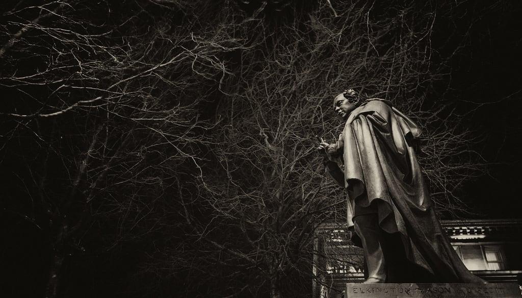 Imagen de Thomas Moore. city ireland winter dublin statue night pentax branches singer westmorelandst pentaxk30 samsung1224mmf4 tommymooresrogueishfinger