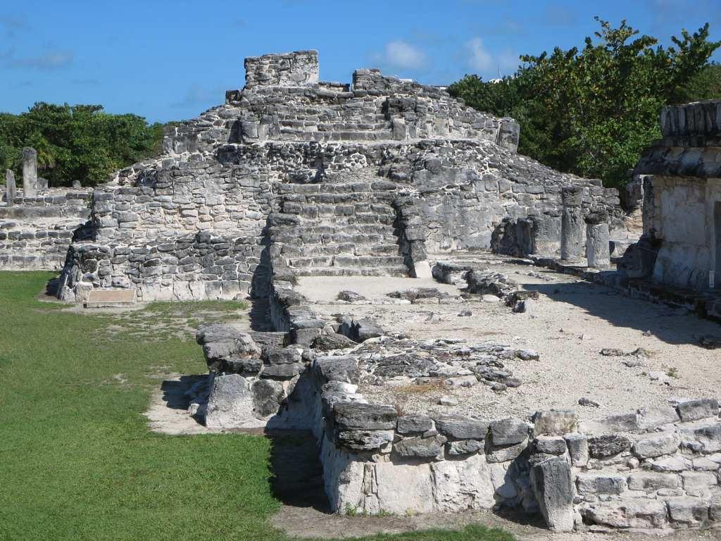 Image of Zona Arqueológica El Rey. mexico pyramid cancun