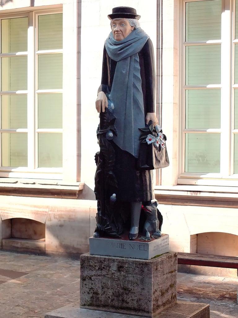 תמונה של Marie Noel. statue auxerre marienoël marierouget lafauvettedauxerre