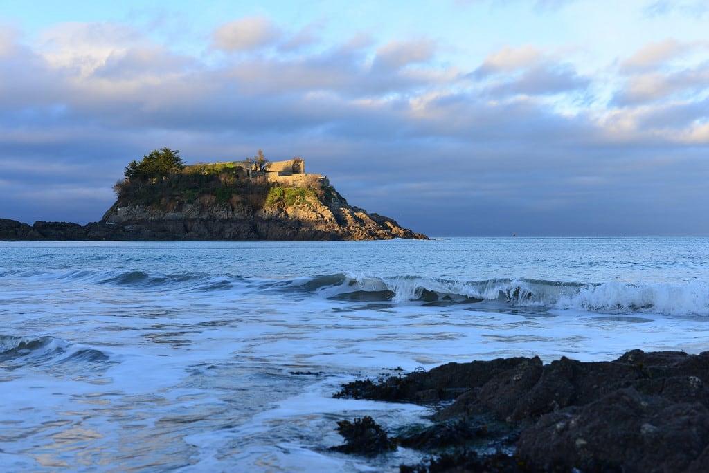 Immagine di Île de la Comtesse. sunset sea france water europe britanny saintquayportrieux nikond600 nikonafsnikkor50mmf14g