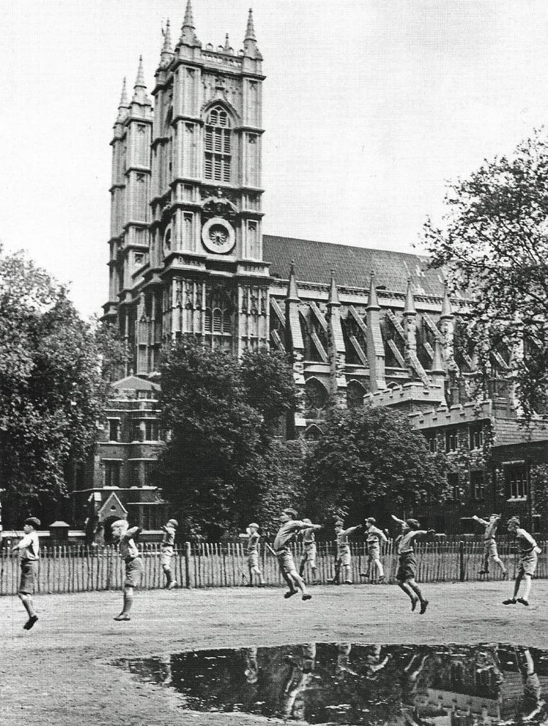 Immagine di Dean's Yard. uk london westminsterabbey exercise metropolitan 1930 deansyard schoolboys westminsterschool physicaljerks canonrow cannonrow