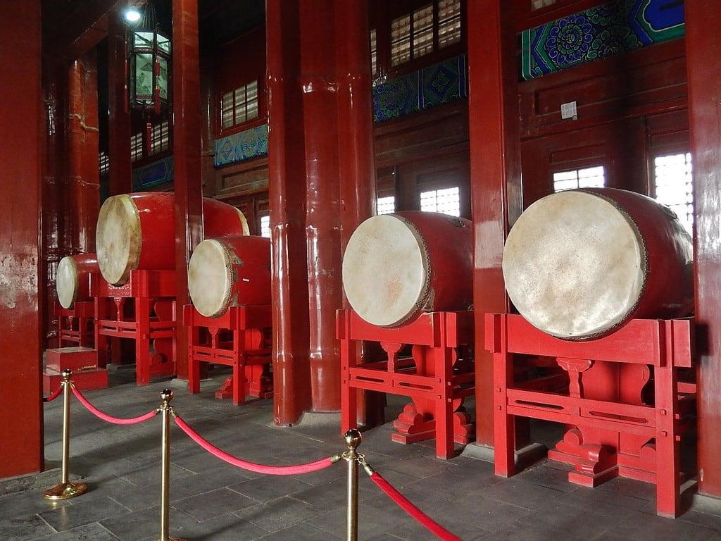 Изображение Drumtower. red drums support beijing pillars racks drumtower