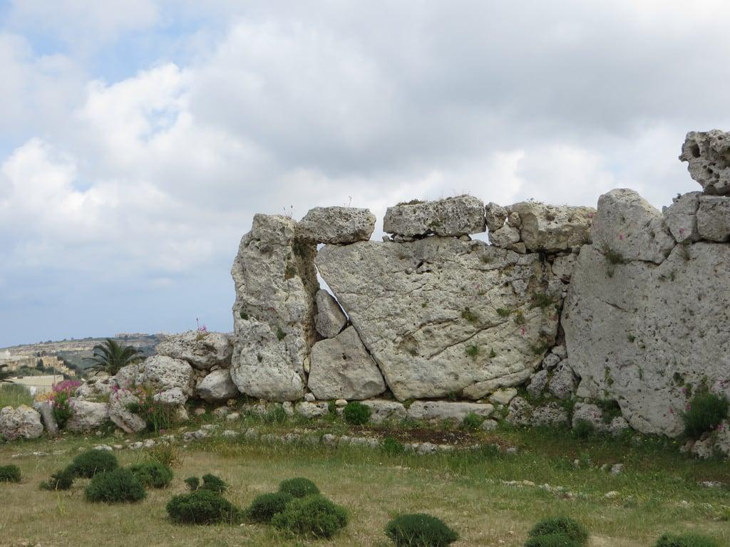 Obrázek Ġgantija Temples. ruins mediterranean malta neolithic gozo ggantija xaghra neolithictemple ggantijatemple