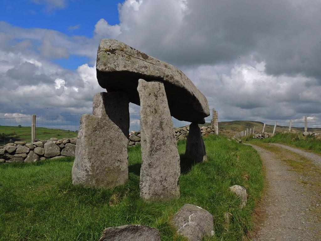صورة Legananny Dolmen. ireland nikon scenic northern megalith dolmen mournemountains dromara codown finnis legananny slievecroob irelandedunord