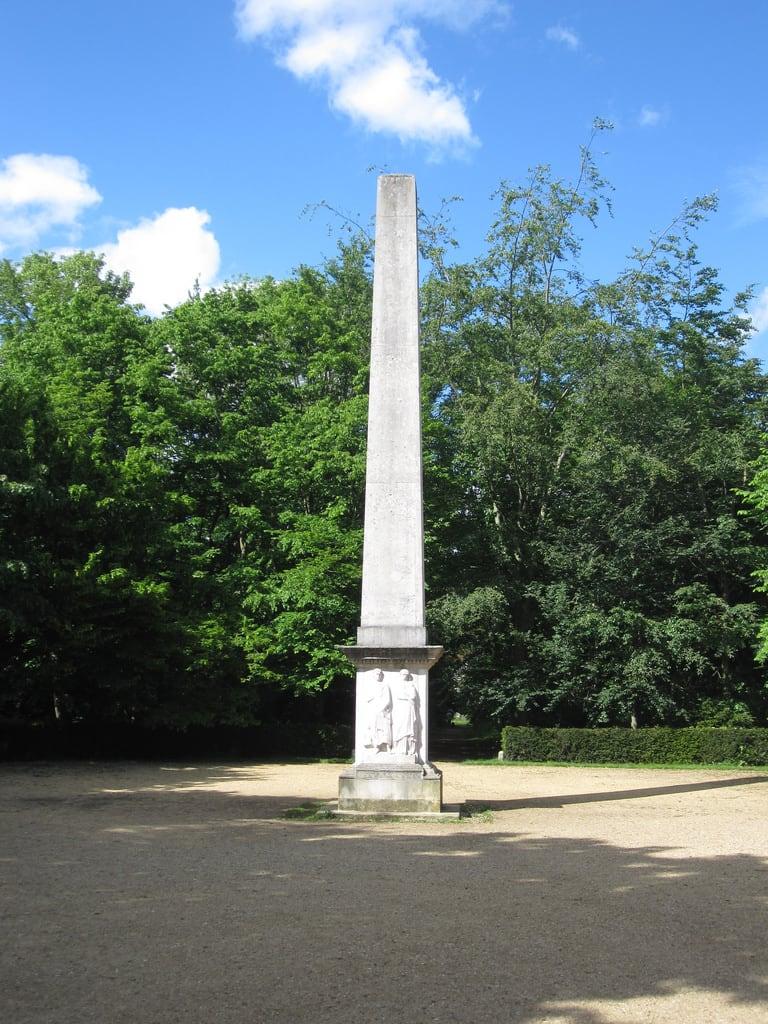 Image of Obelisk. house gardens obelisk chiswick