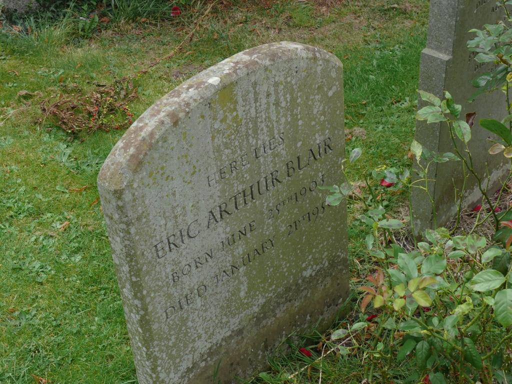 תמונה של Grave of George Orwell. graveyard orwell