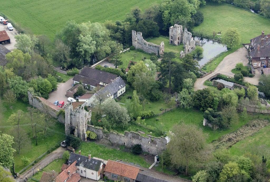 Bilde av Mettingham Castle. mettinghamcastle aerial suffolk scheduledmonument grade2 listedbuilding mettinghamcastlehouse nr351th bungay englishheritagegrantaided