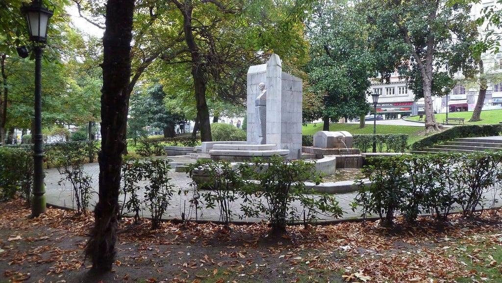 Monumento a Clarín képe. trees spain arboles esculturas parks asturias oviedo sculptures parques 08112012a
