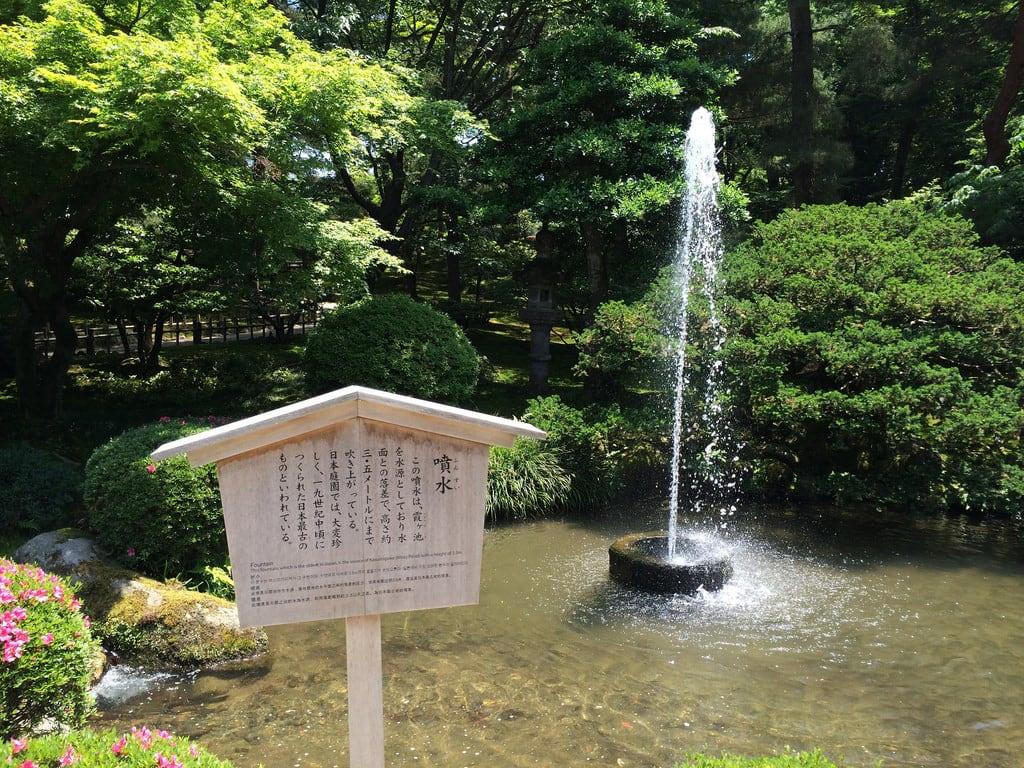 Bild von Fountain. park castle japan roadtrip kanazawa kenrokuen