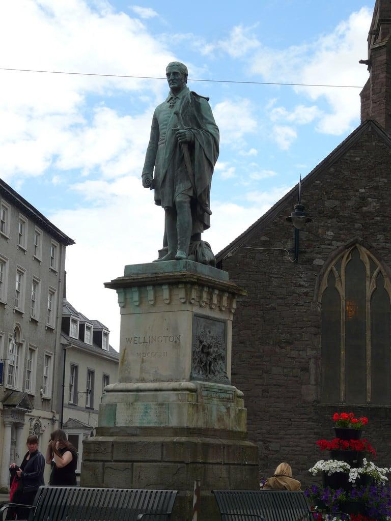 Bild von Duke of Wellington statue. wales statues breconbeacons brecon powys dukeofwellington arthurwellesley
