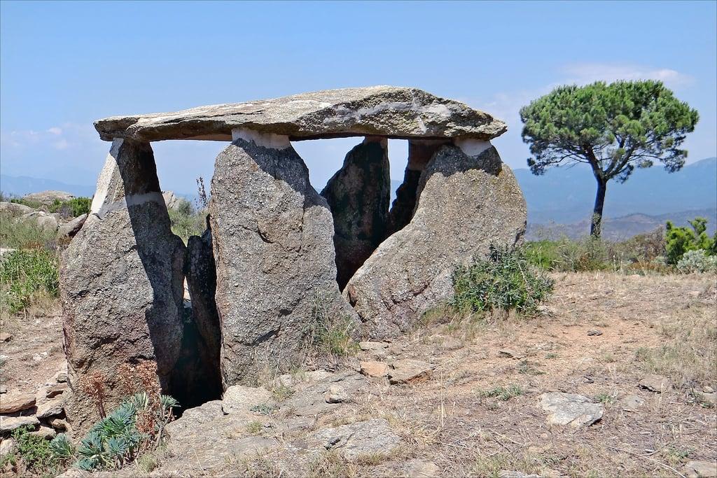 Dolmen de les Vinyes Mortes I 의 이미지. catalunya espagne gerona dolmen catalogne dalbera vinyesmortes tombedelavigne