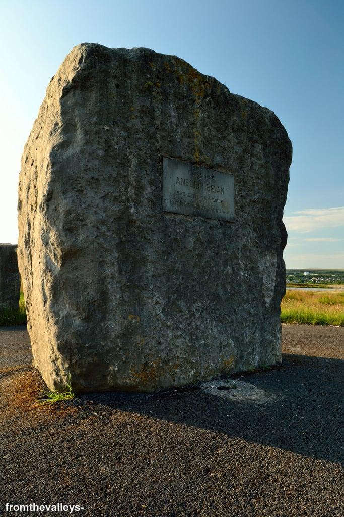 תמונה של Aneurin Bevan Memorial Stones. southwales tredegar aneurinbevan sirhowyvalley sirhowy memorialstones southwalesvalleys ebbwvalley