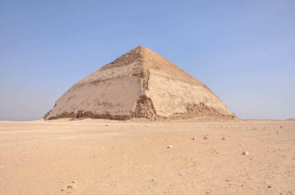 Tört falú piramis képe. 
