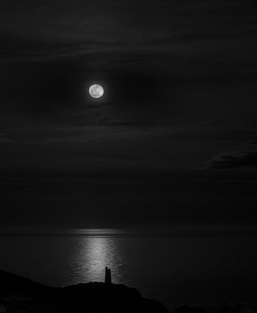 Bilde av Torre Colomera. noche torre luna oropesa colomera