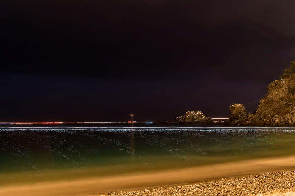 Billede af Playa Puerta del Mar. longexposure nightphotography sea beach night nikon clear shore granada nightsky almuñécar beachatnight seaatnight nikond5300