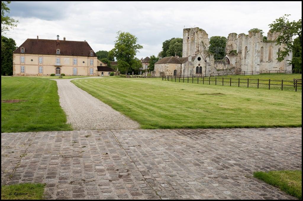 Εικόνα από Abbaye de Preuilly. abbaye seineetmarne cloître egligny