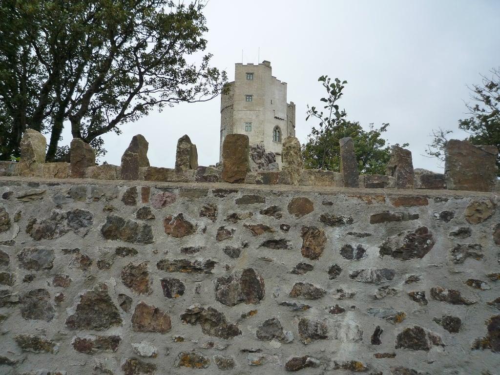 Roch Castle की छवि. 2014 zomer wales roch castle pembrokeshire summer