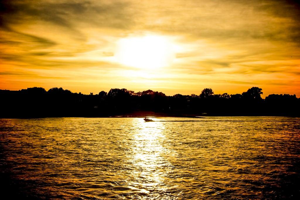 Immagine di Rhein. boot abend wasser sonnenuntergang wolken gelb fluss sonne rhein schatten spiegelung wellen