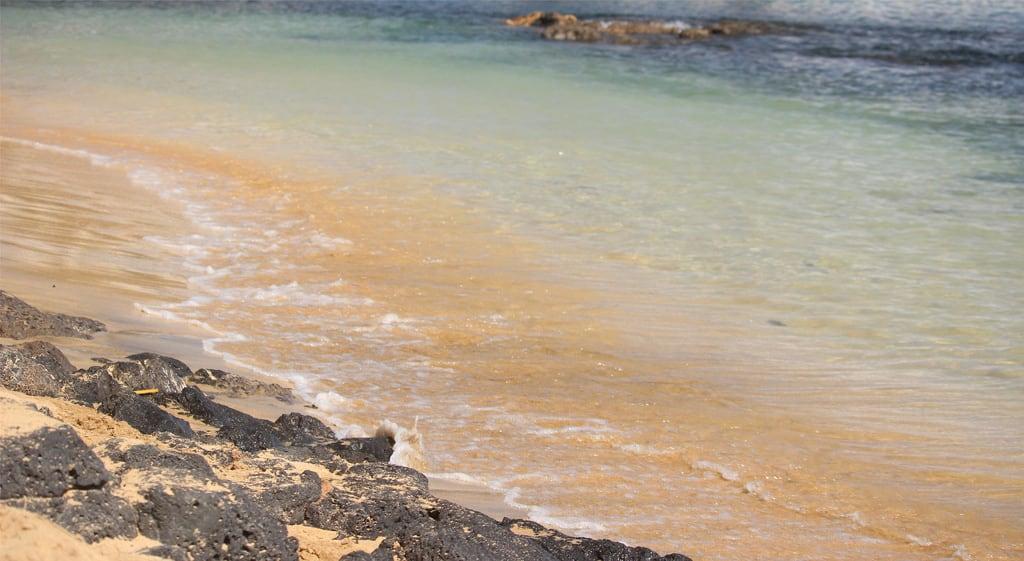 Изображение на Playa del Jabilillo. sea costa beach water del bay rocks lanzarote playa teguise costateguise jablillo playadeljablillo