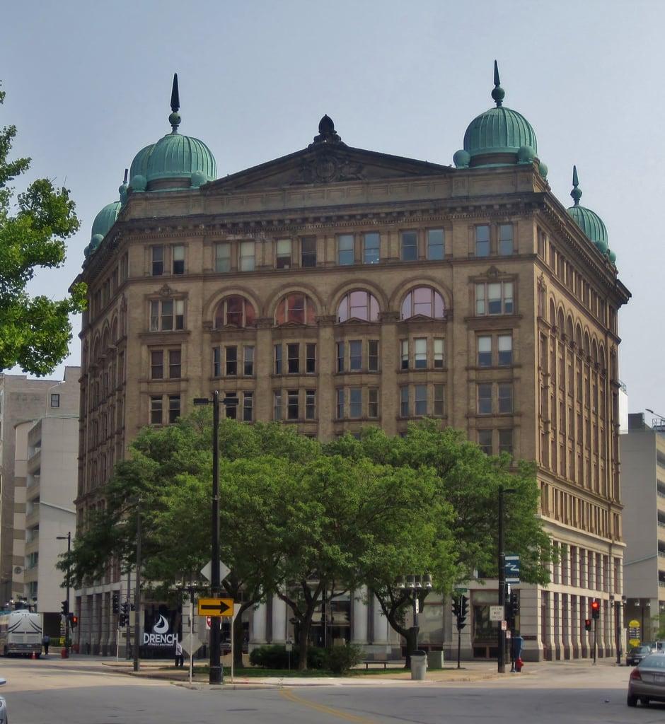 صورة Germania Building. wisconsin milwaukee 1890s milwaukeecounty classicalrevival schnetzkyliebert eugenerliebert