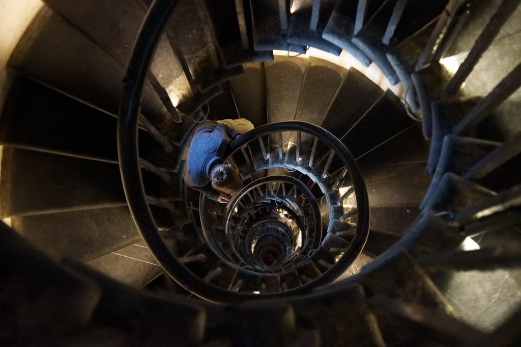 Billede af The Monument to the Great Fire of London. london monument architecture londonbridge spiral steps column christopherwren lookingdown spiralstaircase doric themonument roberthooke puddinglane monumentstreet fishstreethill themonumenttothegreatfireoflondon thegreatfireoflondon