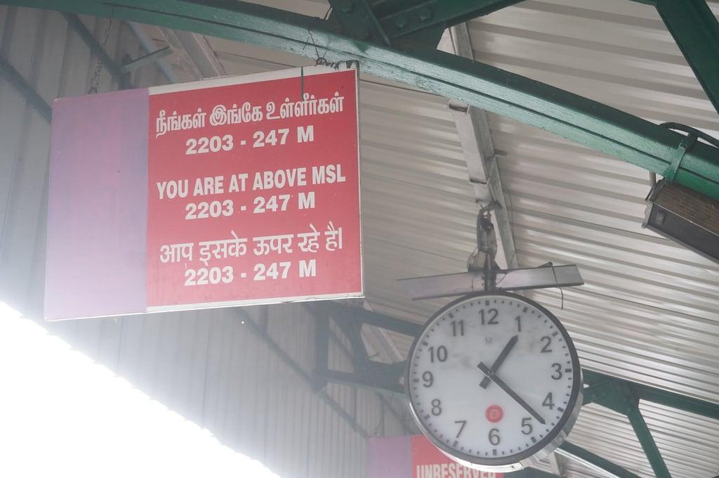 Gambar dari Nilgiri Mountain Railway. india clock station sign railwaystation trainstation elevation ooty nilgiri udagamandalam nilgirimountainrailway