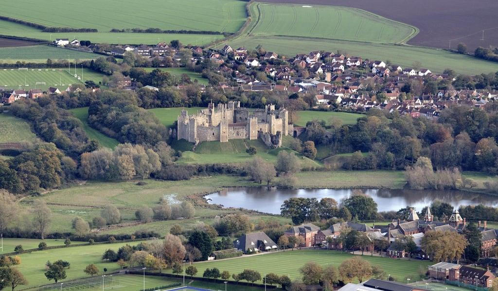 Image de Framlingham Castle. castle suffolk aerial mere framlingham framlinghamcollege ip139bs