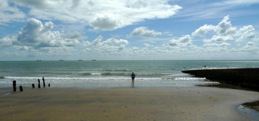 Sandy beach görüntü. sea beach clouds sand timothy staring sandown