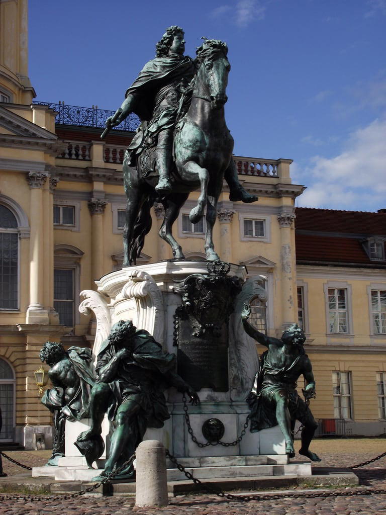 Billede af Friedrich der Große. berlin castle statue architecture germany deutschland palace alemania palais baroque tyskland allemagne château brandenburg berlim germania alemanha duitsland charlottenburg historicalbuilding berlijn prussia berlino berlín brandebourg barlino niemcy prusse německo friedrichwilhelmi preusen august2012