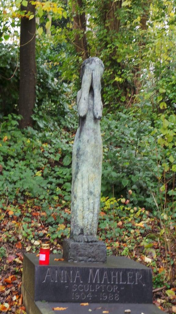 Kuva Anna Mahler. london cemetery highgate