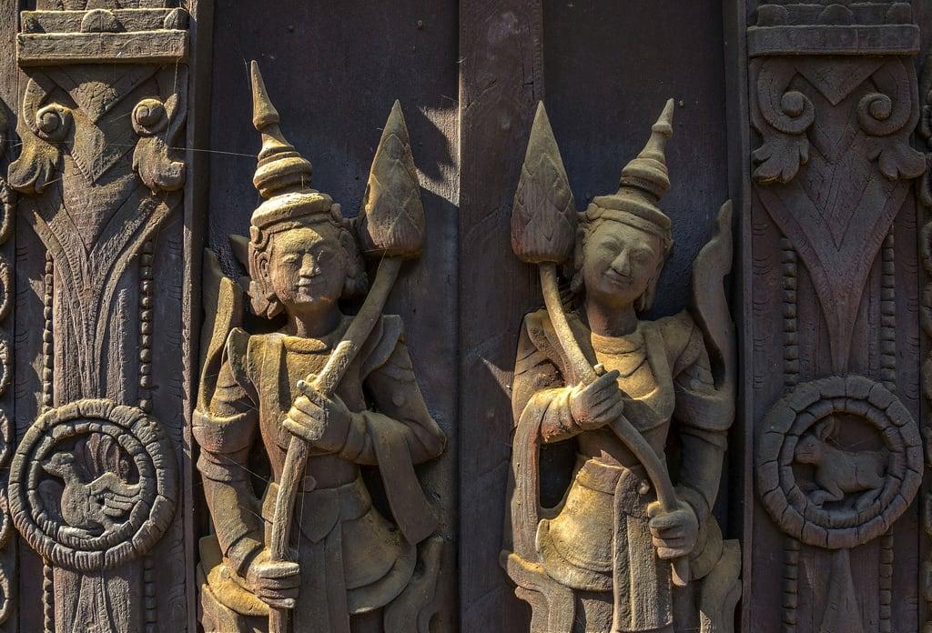 Attēls no Shwe In Bin Kyaung. wood sculpture madera asia raw burma buddhist buddhism bin escultura monastery single myanmar southeast monasterio hdr mandalay teak budismo teca budista sudeste asiatico shwe birmania kyaung inbin inbinkyaung