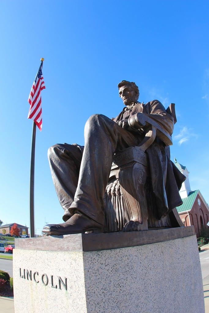 תמונה של Abraham Lincoln Statue. sculpture chair sitting abrahamlincoln