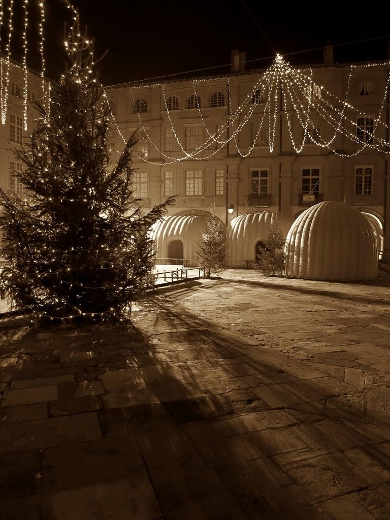 Imagen de Place Nationale. christmas france sepia architecture night squares places noël nuit montauban tarnetgaronne midipyrénées sapindenoël