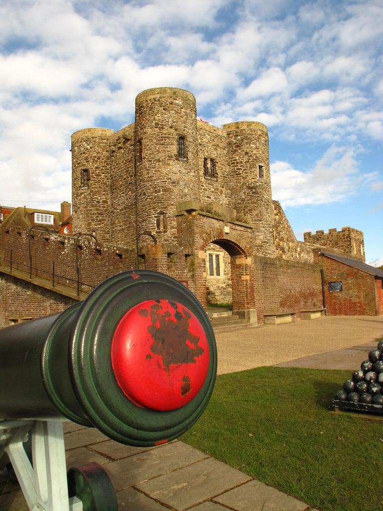 Ypres Tower की छवि. uk england museum rye prison cannon soupkitchen eastsussex cannonballs mortuary lockup richardii thefrench yprestower edwardiii gungardens