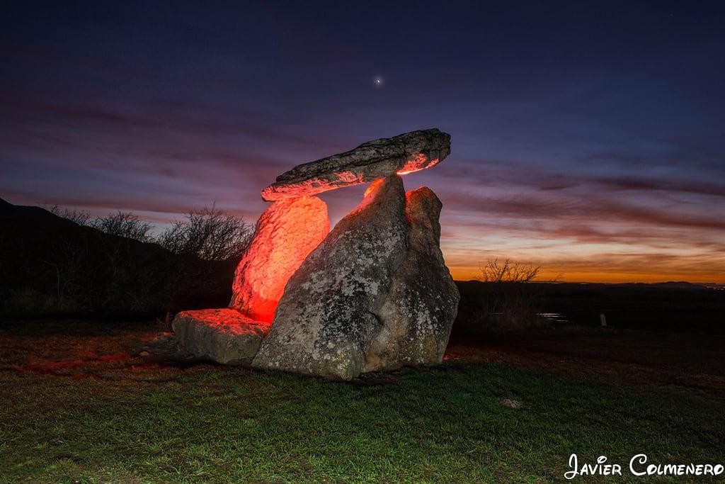 Obrázek Sorginetxe. nocturna alava euskadi dolmen sorginetxe arrizala crómlech
