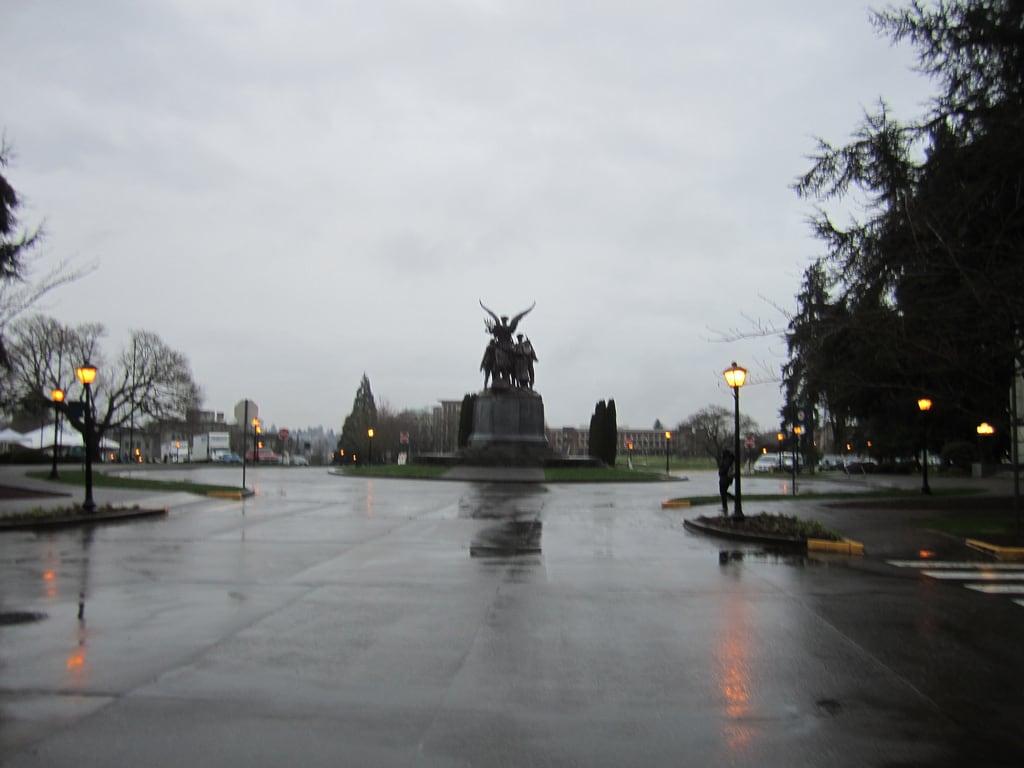 Imagem de Winged Victory. statue roundabout wingedvictory